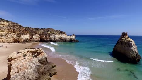 Vista-aérea-de-rocas-naturales-en-Praia-Tres-Irmaos-en-Alvor-Portugal