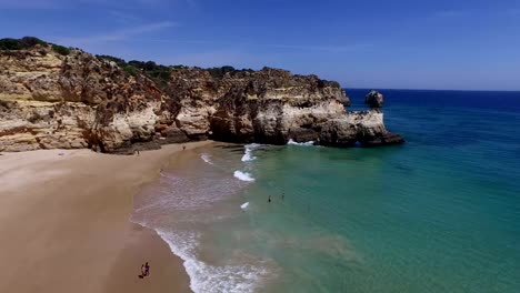 Luftaufnahme-von-natürlichen-Felsen-auf-Praia-Tres-Irmaos-in-Alvor,-Portugal