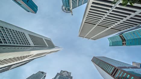 Vista-de-ángulo-bajo-de-los-bancos-y-edificios-comerciales-en-el-distrito-comercial-Central