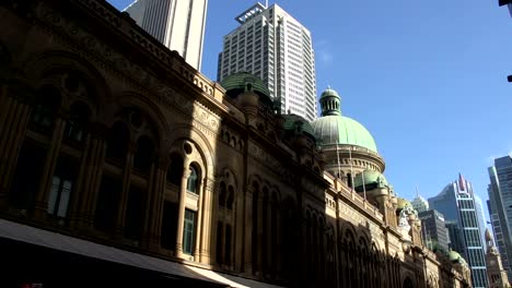 Schrägansicht-von-street-zu-Gebäuden-in-der-Innenstadt-von-Sydney