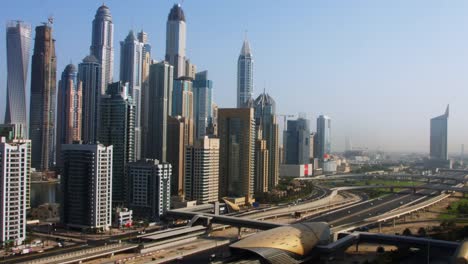 Lapso-de-tiempo-de-disparo-de-torres-en-una-ciudad,-Dubai,-Emiratos-Árabes-Unidos