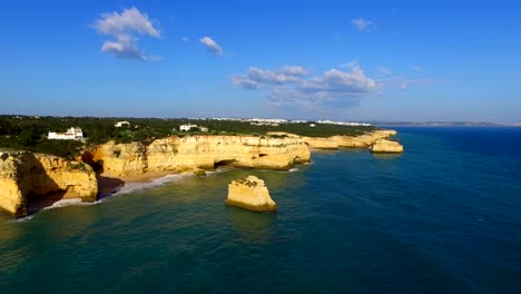 Luftaufnahme-von-der-berühmten-Strand-Praia-Da-Marinha-in-Portugal