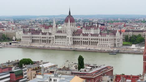 Budapest-mit-Blick-auf-das-Parlamentsgebäude-und-die-Donau