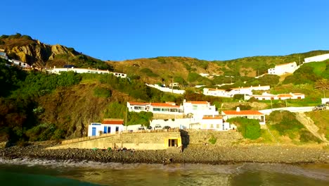 Vista-aérea-de-playa-Tres-Irmaos-de-Algarve-en-Portugal