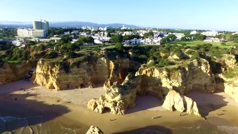 Luftaufnahme-von-Praia-Tres-Bromberg-der-Algarve,-Portugal