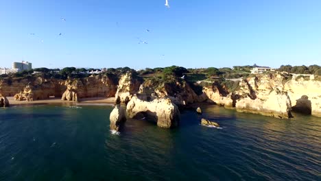 Vista-aérea-de-playa-Tres-Irmaos-de-Algarve-en-Portugal