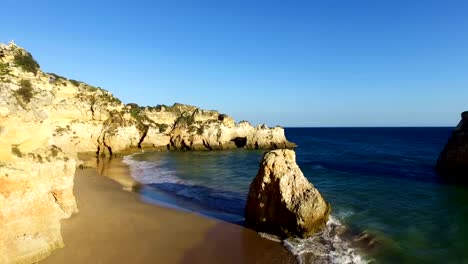 Vista-aérea-de-playa-Tres-Irmaos-de-Algarve-en-Portugal