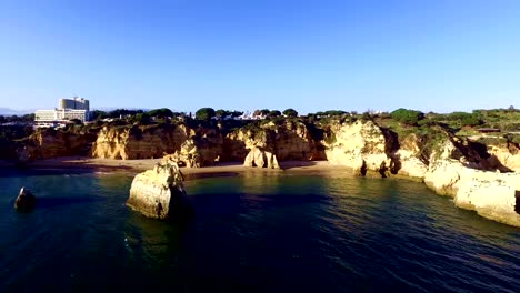 Luftaufnahme-von-Praia-Tres-Bromberg-der-Algarve,-Portugal