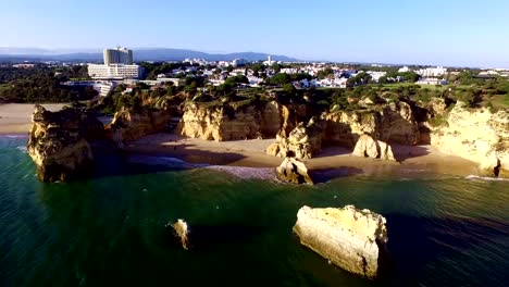 Luftaufnahme-von-Praia-Tres-Bromberg-der-Algarve,-Portugal