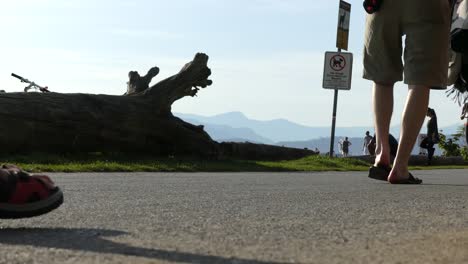 Verano-personas-a-caminar