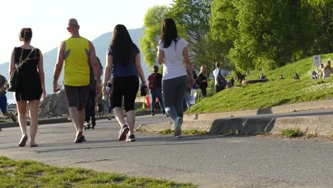 Personas-a-correr-día-de-verano-de-editorial