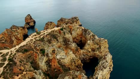 Klippen-am-Meer-im-der-Nähe-des-Ponte-Piedade-Lagos,-Portugal