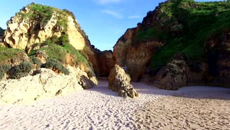 Rocas-naturales-en-Praia-Tres-Irmaos-en-Alvor-Portugal