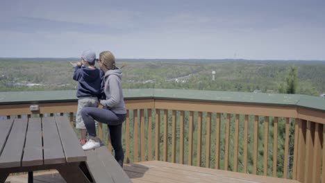 niño-y-ontario-Canadá-desierto-bosque-naturaleza-Lago-verano-mujer