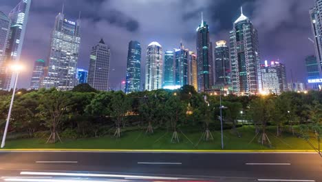 T/L-WS-Shanghai-Lujiazui-mit-Ampel-Trails-in-der-Nacht