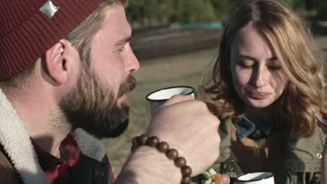 Pareja-tomando-el-desayuno-en-el-campamento