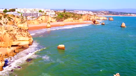 Luftaufnahmen-von-natürlichen-Felsen-bei-Lagos-in-Portugal