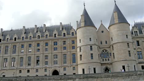 Das-sehr-breite-Gebäude-in-der-Stadt-Paris-gefunden