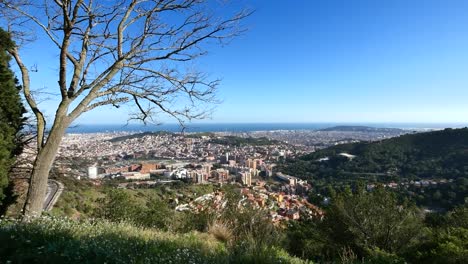 Vista-panorámica-de-la-ciudad-de-Barcelona-desde-el-Tibidabo