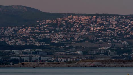 Timelapse-de-conseguir-más-oscuro-en-la-ciudad-de-la-costa