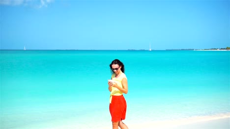 Junge-Frau-Nutzung-Telefon-während-der-tropischen-Strandurlaub.-Tourist-mit-mobilen-Smartphone.