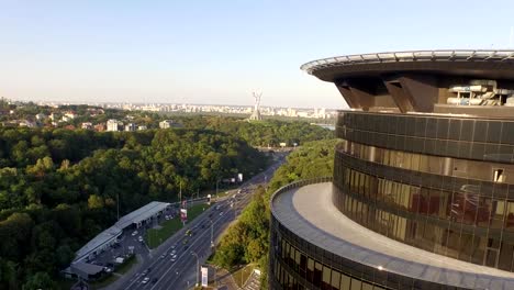 Reibungslosen-Flug-rund-um-modernes-Bürogebäude-in-Kiew.-Ukraine