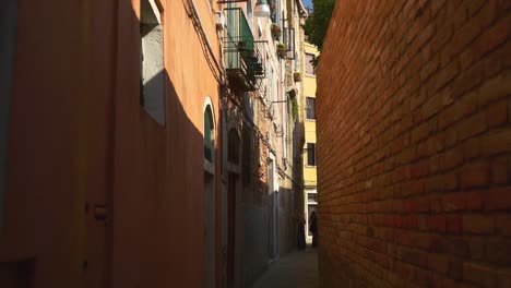 Italien-Venedig-Stadt-Sonnentag-Schatten-schmale-Straße-zu-Fuß-Ansicht-4k