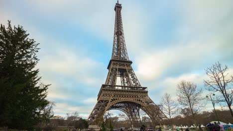 sonnigen-Tag-Frankreich-beliebtesten-Denkmal-Paris-Eiffel-Tower-Park-Panorama-4k-Zeitraffer