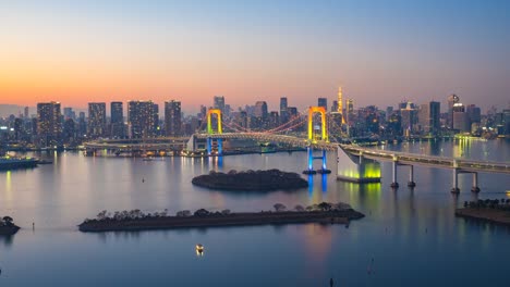 Tokyo-City-Skyline-Blick-von-Odaiba-Tag-zu-Nacht-Zeitraffer