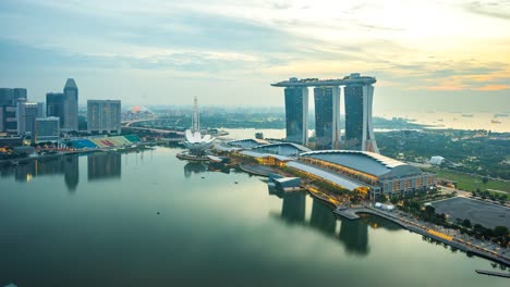 Día-para-la-vista-de-video,-de-lapso-de-tiempo-de-noche-de-Marina-Bay-en-la-ciudad-de-Singapur,-Singapur