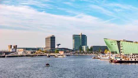 Amsterdam-Stadt-Skyline-Timelapse-an-Hafenbucht,-Amsterdam,-Niederlande,-4-K-Zeitraffer