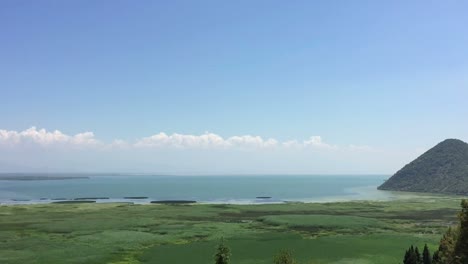 Sehr-schöne-Landschaft-ruhige-Landschaft-mit-grünen-Tal-blauen-Himmel-und-weiße-Wolken.-Schwenken-erschossen.-Super-Hintergrund-mit-Natur-Querformat.-Paradies.