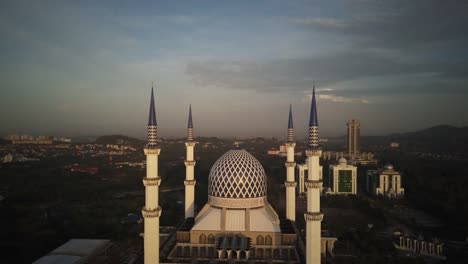 Luftaufnahmen---Sonnenaufgang-in-einer-Moschee.