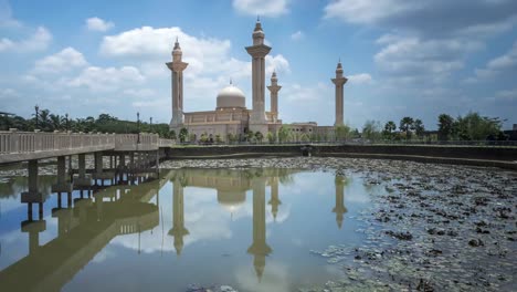 Wolken-Zeitraffer-in-einer-Moschee.-Ein-Spiegelbild-im-Wasser.