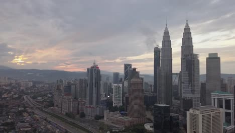 Luftaufnahmen---Petronas-Towers-bei-Sonnenaufgang.-Flache-Farbprofil.