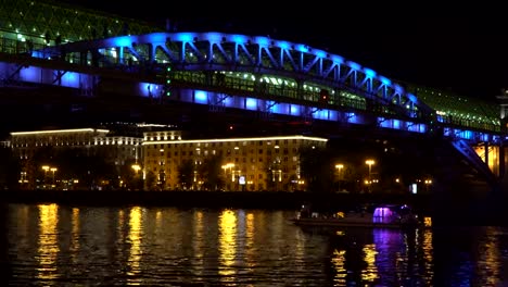 der-Nacht-Blick-auf-den-Fluss,-die-Fähren-und-die-Brücke