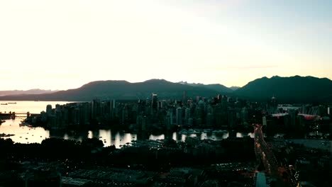 Aerial-Sonnenuntergang-Geld-Schuss-über-die-Skyline-von-Vancouver