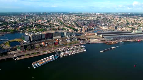 Luftaufnahme-der-Stadt-über-Amsterdam