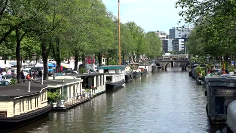 Town-canal-in-the-city-of-Amsterdam-with-excursion-boat,-4K