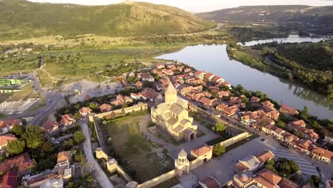 Vista-aérea-de-la-Catedral-de-Svetitskhoveli-en-Mtskheta,-Georgia.