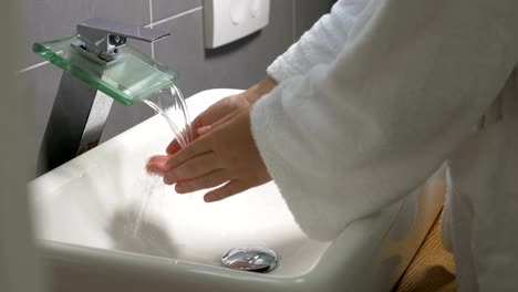 Frau-waschen-Ihre-Hände-mit-Seifenspender