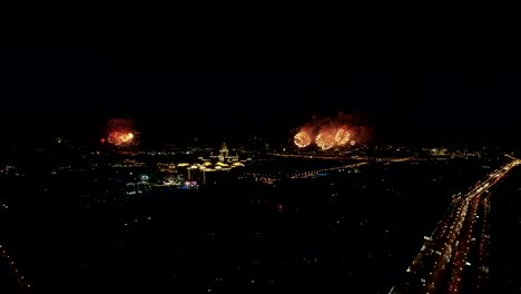 Vista-aérea-nocturna-de-la-Avenida-Leninsky-y-brillantes-fuegos-artificiales,-Moscú,-Rusia