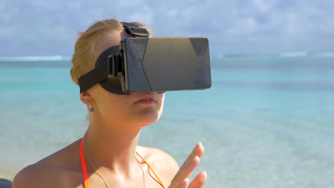 Frau-mit-VR-Kopfhörer-am-Strand