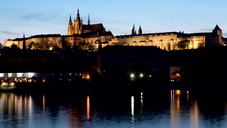 Timelapse-de-naves-en-el-río-cerca-de-Castillo-de-Praga-por-la-noche