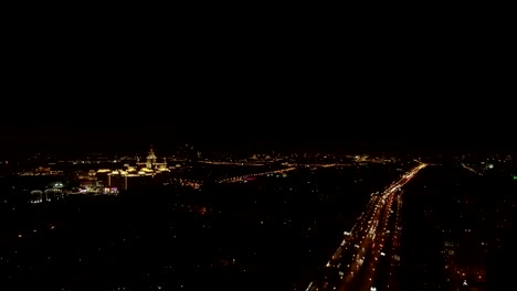 Vista-aérea-nocturna-de-Leninsky-Avenue,-Moscú,-Rusia