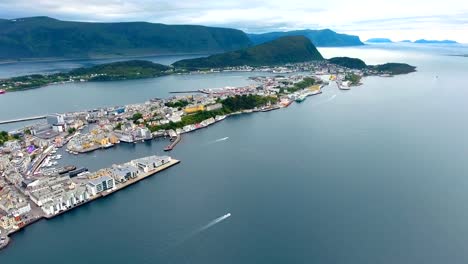 Stadt-von-Alesund-Norwegen-Luftaufnahmen