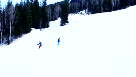 Snowboard-de-montaña-cubierto-de-nieve-la-gente