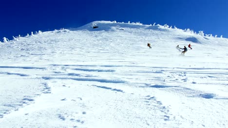 Snowboard-de-montaña-cubierto-de-nieve-la-gente