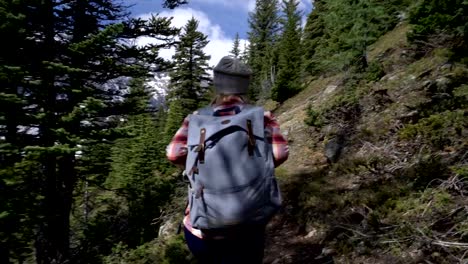 Seltener-Blick-auf-junge-Frau-in-den-kanadischen-Rockies-Wandern