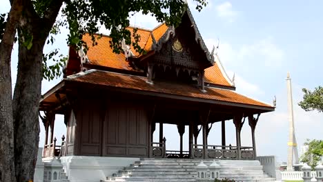 Buddhist-temple-wat-on-the-Chao-Phraya-embankment.-Bangkok,-Thailand